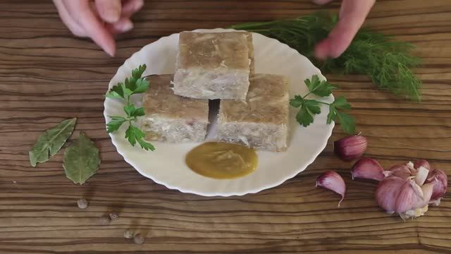 Холодец из курицы и свиных ножек. Бюджетный рецепт. смотреть онлайн