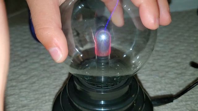 David gets a plasma ball!!! Давид и Плазменный Шар!!! смотреть онлайн