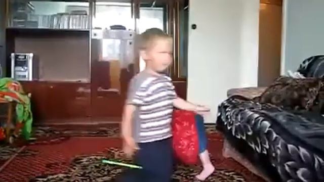 Дети прикольно бегают по кругу и танцуют позитивно на это смотреть смотреть онлайн