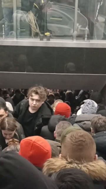 толпы людей в метро на БКЛ #метро #бкл смотреть онлайн