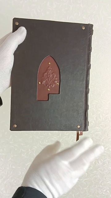 "Собор Парижской Богоматери" книга в кожаном переплете ручной работы от мастерской LIKOR смотреть онлайн