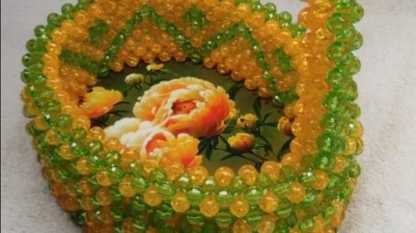 Корзинка из бусин.