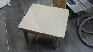 Столик из куска столешницы