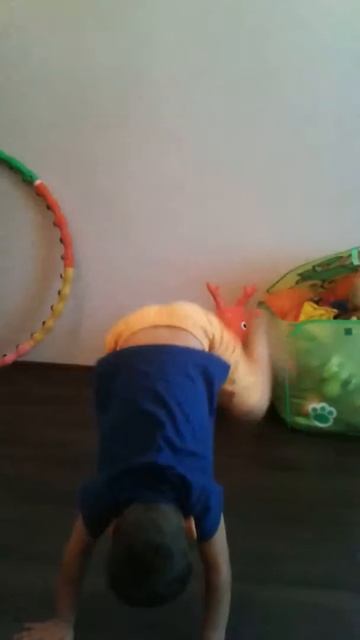 Маленький мальчик танцует "брейк данс" смотреть онлайн