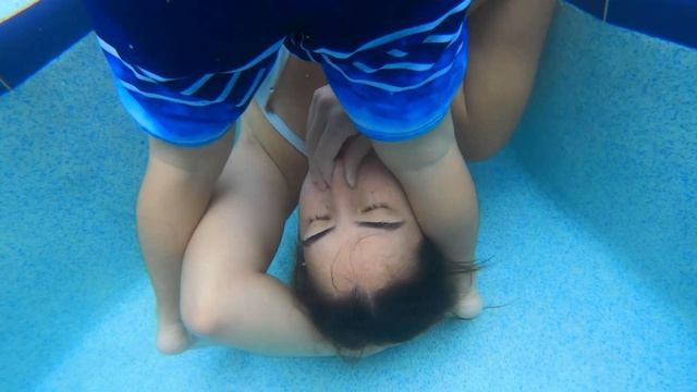 Underwater Breath Hold 💦 Beautiful Mommy HOLDs Her Breath Underwater Fun Pool Time