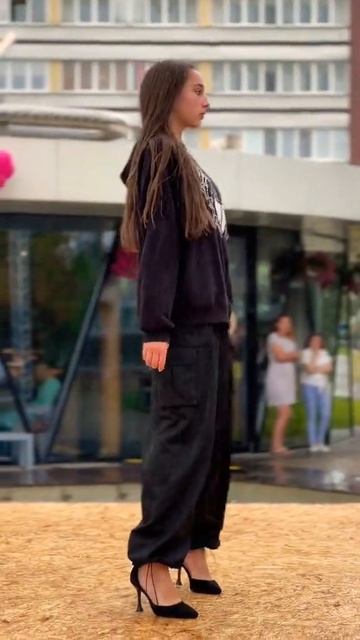 О чем думают модели на подиуме☺️ #shortsvideo #shortsyoutube #модель #юмор #popular #а4 #ледидиана смотреть онлайн