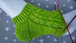 Весенний, ажурный узор для вязания носочков. Узоры спицами, схема.