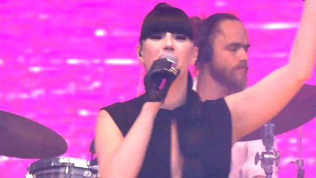 Tara McDonald "I Need A Miracle" live смотреть онлайн