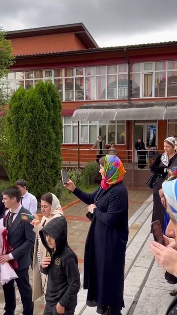 Ключ к Знаниям в Гимназии 14; города Грозный, выпускной 11 класса и Последний звонок 1-х Классов 1- смотреть онлайн