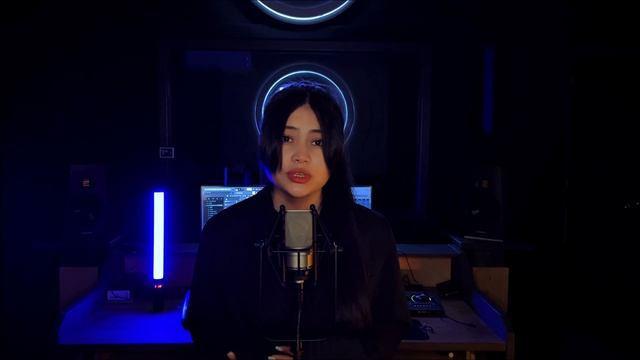 Кыргызстанка перепела французскую песню! Love Story - NURI (Indila Cover) смотреть онлайн