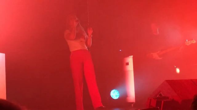 Lily Allen - Smile [live @ Live Music Hall, Cologne 06-12-18] смотреть онлайн