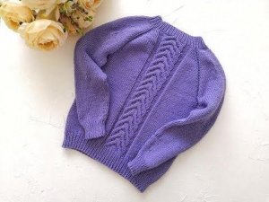 Детский свитер спицами регланом сверху.