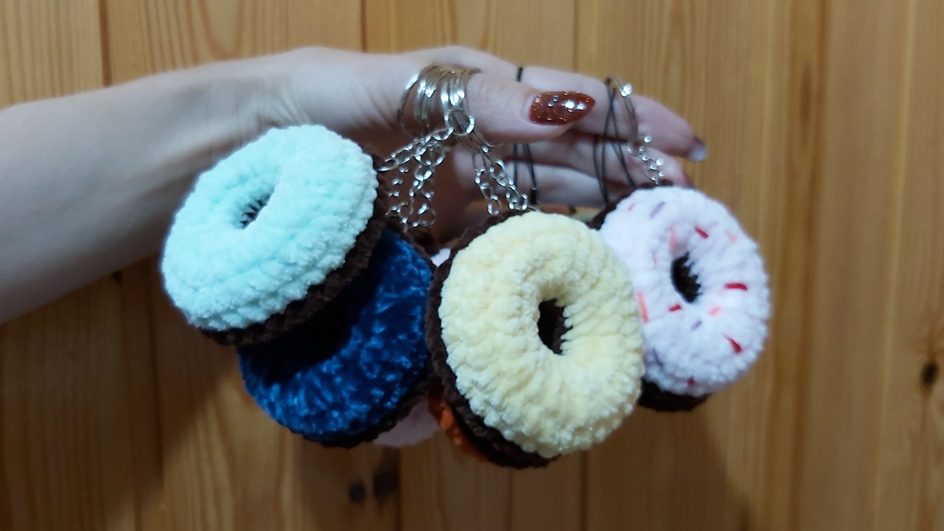 МК пончик крючком// Как связать пончик крючком без пришивания// Брелок пончик крючком// Мастер-класс смотреть онлайн