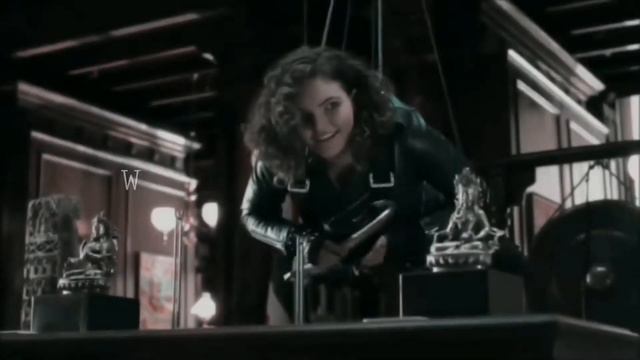Selina Kyle, but she's not in toxic relationship with Bruce смотреть онлайн