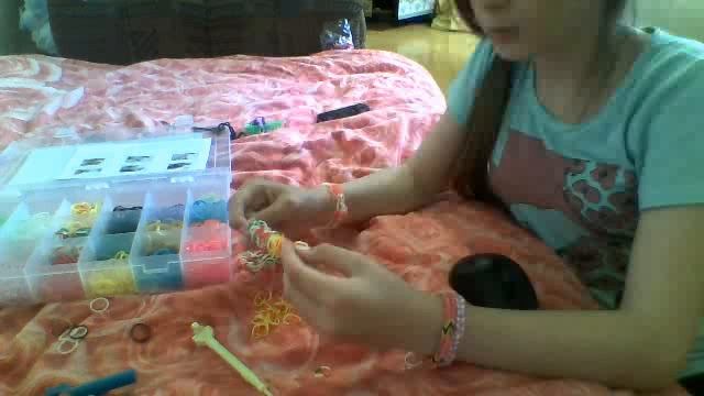 Урок 1. "Подвеска" из резинок Rainbow Loom. смотреть онлайн