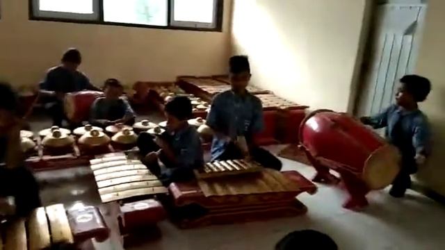Latihan gamelan anak smp смотреть онлайн