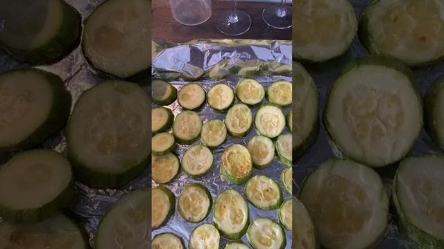 Запеченные кабачки ,тушенные в сметане с луком ,укропом и чесноком ! У меня к индейке ! смотреть онлайн