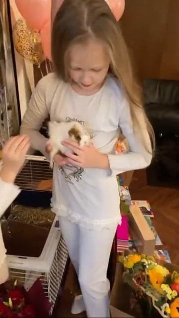 Дети радуются подарку! Ютуб канал Victoria Portfolio #shorts #VictoriaPortfolio смотреть онлайн