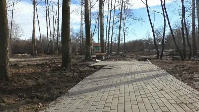 Прогулка по строящимся дорожкам городского парка. смотреть онлайн