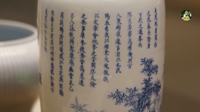 画片是李白请客喝酒！这件康熙民窑能和官窑瓷器放在一起陈列，足以说明它的精致和珍贵！康熙青花夜宴桃李园图棒槌瓶，国家博物馆藏[古董 鉴赏] смотреть онлайн