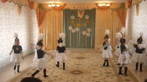 Дети танцуют Казахский танец к празднику Наурыз в детском саду