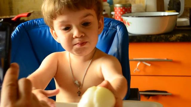 Сын ест очень вкусный лук! смотреть онлайн