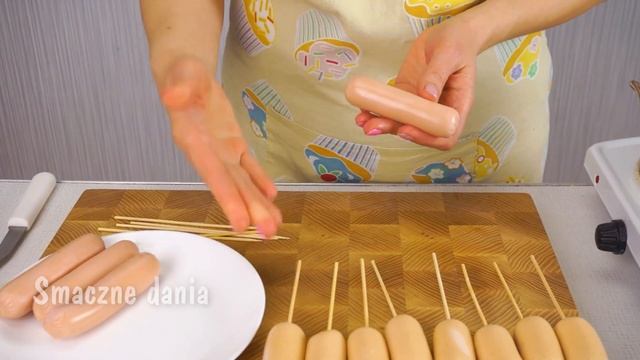 Niewiele osób zna przepis CORN-DOG! Przepis na kiełbasę w cieście na patyku смотреть онлайн