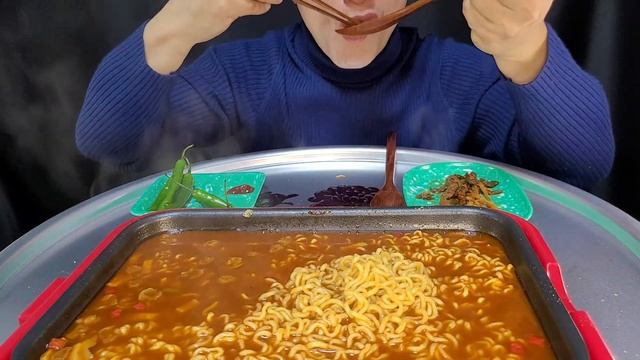 [SUB] 신라면 더레드+갓김치+청양고추 👍꿀조합cheongyang red pepperㅣshin ramyun the red l kimchi l Mukbang смотреть онлайн
