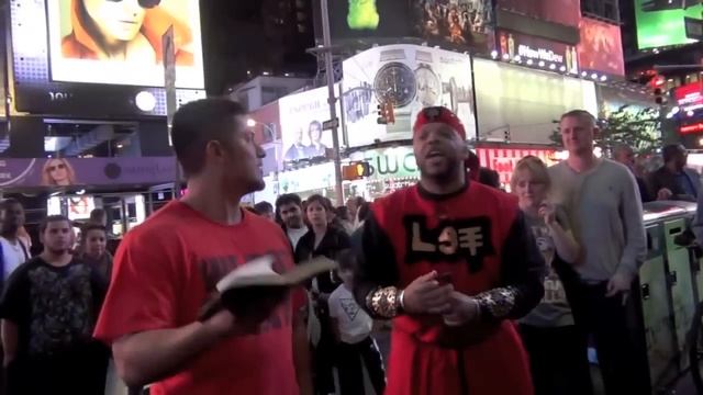 WHITE MAN WANTS TO FIGHT RACIST BLACK GROUP AND THEY CALL COPS смотреть онлайн