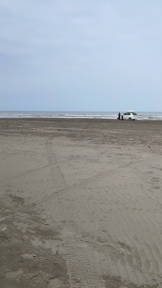 Для тех, кто любит море. Пляж с черным песком в поселке Приморский. Дагестан. Каспийское море смотреть онлайн