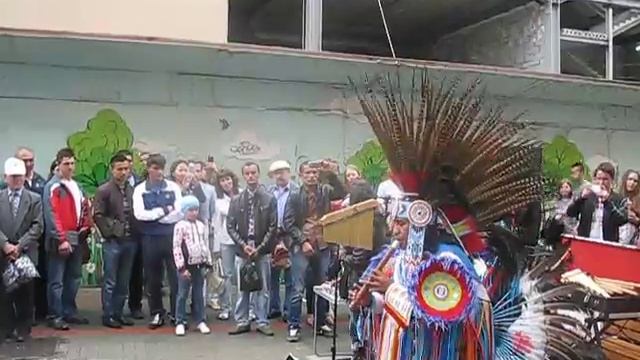 Индеец играет на трубе