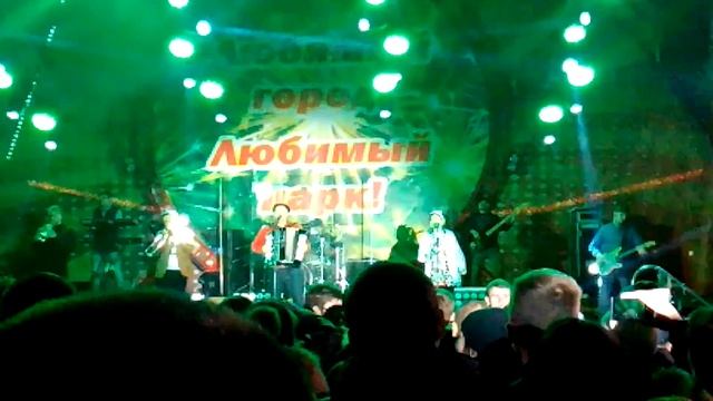 група "Тік" з піснею Білі Троянди в парку Горького м.Харків смотреть онлайн