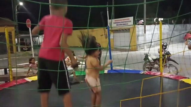 as crianças brincando no pula pula e show papai cuida chama bi смотреть онлайн