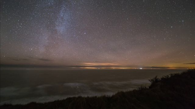 Setting Milky Way, airglow, gravity waves and faint Aurora Borealis from Mårup church, Denmark смотреть онлайн