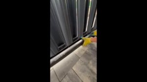 Закрываем щель под воротами, чтобы кот не пролез.