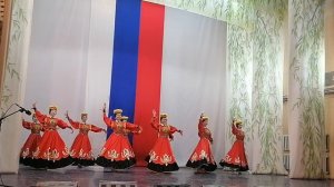 Женский состав Государственного ансамбля песни и танца Калмыкии Тюльпан