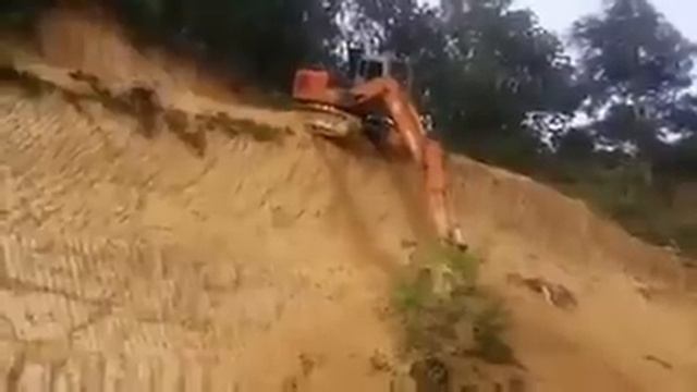 Hitachi excavator operator show off his skills downhill смотреть онлайн