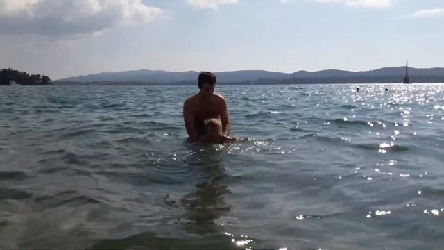 20171002 134154 Настенька и папа купаются в море- Черногории(Тиват) смотреть онлайн