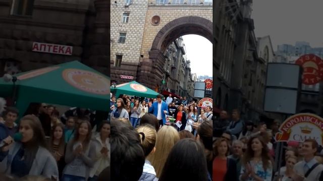 Караоке на майдані... нереально гарний голос.... смотреть онлайн