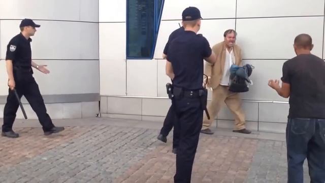 Наша полиция нас бережет Шестеро полицейских в течении 6 минут проводят задержание одного человека смотреть онлайн