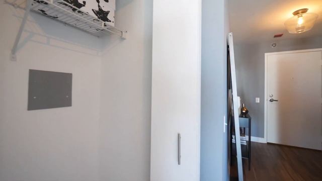 A 1-bedroom model steps from River North and the West Loop смотреть онлайн