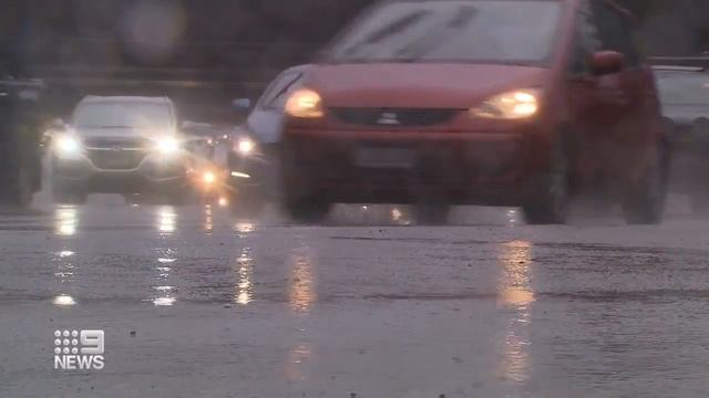 Queensland streets inundated as heavy rain continues | 9 News Australia смотреть онлайн