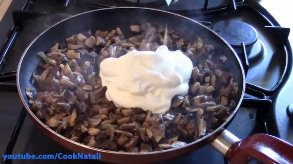 Куриные бедра в сметанно-грибном соусе