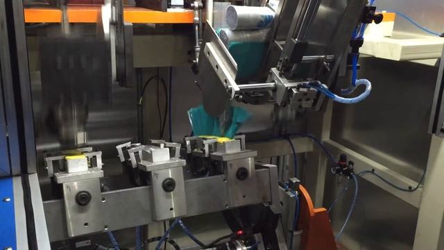 5 axis plastic broom 2 heads drilling and 1 head tufting machine video смотреть онлайн
