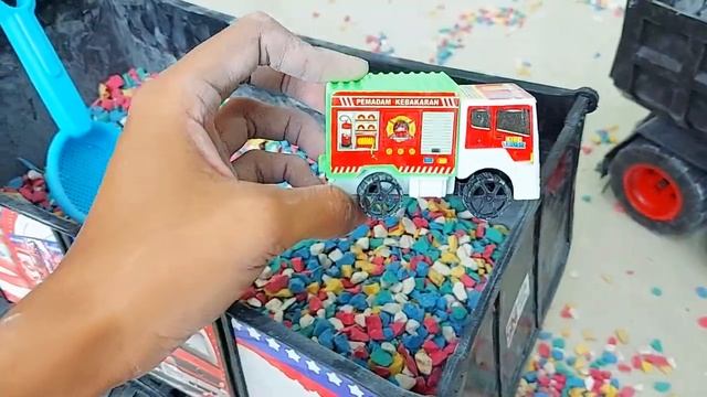 Membersihkan Truk Tronton Pasir Dan Menemukan Mobil Mobilan Truk Molen, Damkar, Loader, Tayo, Crane смотреть онлайн