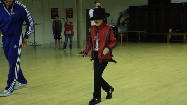 mini Michael Jackson - Smooth Criminal смотреть онлайн