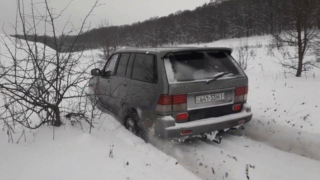 Пробиваэм дороги. УАЗ Буханка провалився на льоду. смотреть онлайн