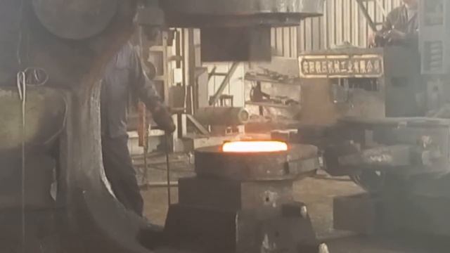 C41 2000 Пневматический кузнечный молот в золоте наковальни компании