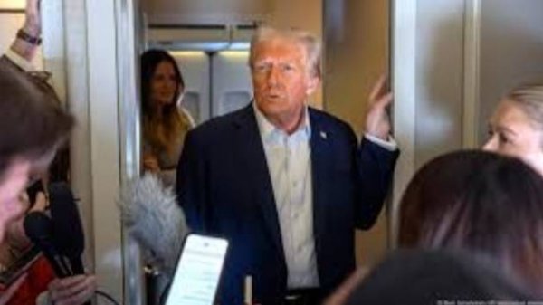 Трамп беседуют с журналистами на борту Air Force One