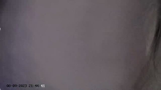 Идет вор чапанка сбивать трубой камеру видеонаблюдения